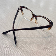 Carregar imagem no visualizador da galeria, Armação Renata Vasconcellos Gatinha Marrom Degrade Linda