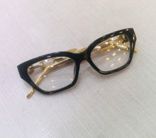 Carregar imagem no visualizador da galeria, Armação Gatinho Retangular Preta Haste Dourada Estilo Corrente Exótica