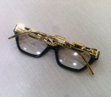 Carregar imagem no visualizador da galeria, Armação Gatinho Retangular Preta Haste Dourada Estilo Corrente Exótica