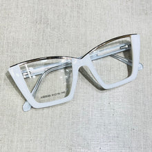 Carregar imagem no visualizador da galeria, Oculos de grau Branco com detalhe Dourado Classudo