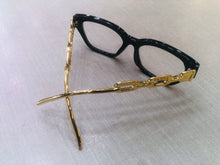 Carregar imagem no visualizador da galeria, Armação Gatinho Retangular Preta Haste Dourada Estilo Corrente Exótica