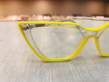 Carregar imagem no visualizador da galeria, Armacao Gatinha Exclusiva Transparente com detalhe Amarelo