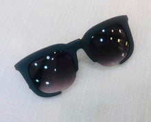 Carregar imagem no visualizador da galeria, Oculos de sol Preto Vazado Quadrado Grande Degrade