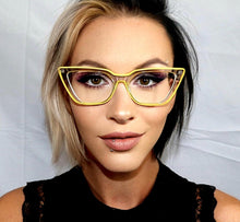 Carregar imagem no visualizador da galeria, Armacao Gatinha Exclusiva Transparente com detalhe Amarelo