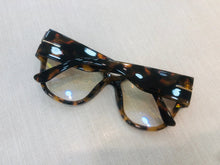 Carregar imagem no visualizador da galeria, Óculos de grau Marrom Oncinha Grande Haste bem Grossa