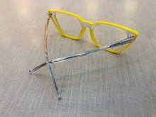 Carregar imagem no visualizador da galeria, Armacao Gatinha Exclusiva Transparente com detalhe Amarelo