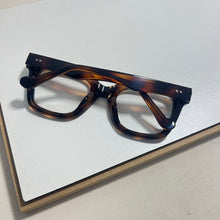 Carregar imagem no visualizador da galeria, Armação Scarlet Marrom Detalhes Tiffany