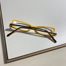 Carregar imagem no visualizador da galeria, Oculos Leitura Pequeno Amarelo Retangular Minimalista e Elegante