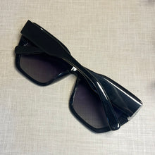 Carregar imagem no visualizador da galeria, Oculos de sol Odete Rotman Preto Quadrado Clássico Elegante