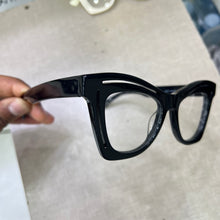Carregar imagem no visualizador da galeria, Oculos Preto Exclusivo Haste Grossa Renata Ceribeli
