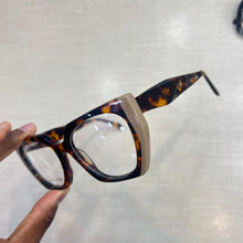 Carregar imagem no visualizador da galeria, Óculos Geométrico Oncinha Tartaruga Detalhe Nude Pin Up