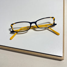 Carregar imagem no visualizador da galeria, Oculos Leitura Pequeno Amarelo Retangular Minimalista e Elegante