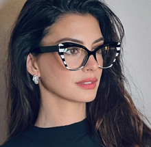Carregar imagem no visualizador da galeria, Armação Andi Preta e Branca Mulher Confiante
