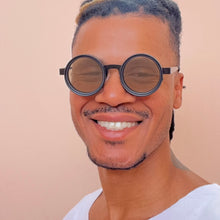 Carregar imagem no visualizador da galeria, Oculos Redondo Lentes Mudam de cor Fotógrafo Preto