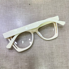 Carregar imagem no visualizador da galeria, Oculos Branco Raro Acetato Tamanho Médio