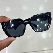 Carregar imagem no visualizador da galeria, Oculos de sol Odete Rotman Preto Quadrado Clássico Elegante