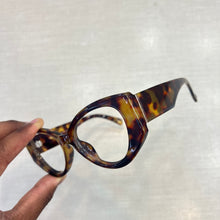 Carregar imagem no visualizador da galeria, Oculos Marrom Tartaruga Haste Grossa Mulher Confiante