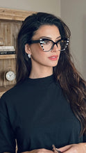 Carregar imagem no visualizador da galeria, Armação Andi Preta e Branca Mulher Confiante