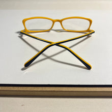 Carregar imagem no visualizador da galeria, Oculos Leitura Pequeno Amarelo Retangular Minimalista e Elegante