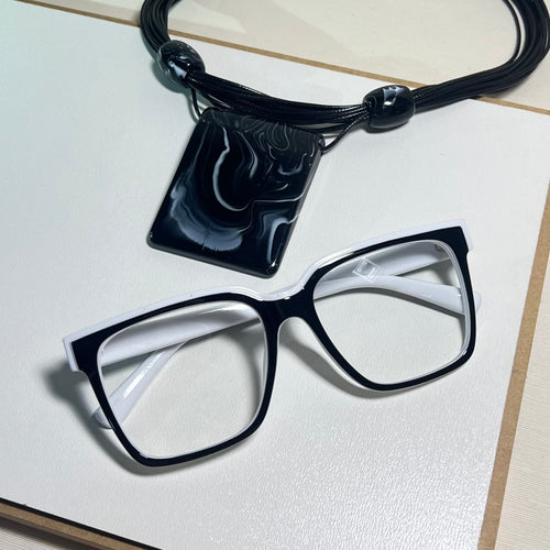 Armação para Grau Marilia Mendonça Branco e Preto As Patroas