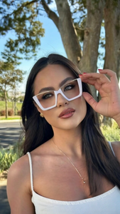 Oculos de grau Branco com detalhe Dourado Classudo