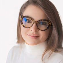 Carregar imagem no visualizador da galeria, Oculos Marrom Tartaruga Haste Grossa Mulher Confiante