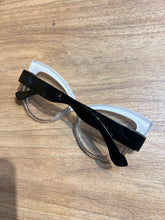 Carregar imagem no visualizador da galeria, Oculos Preto e Branco Retrô Elegante Valoriza o Rosto
