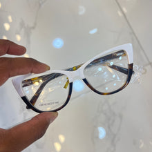 Carregar imagem no visualizador da galeria, Oculos Armação Branca Gatinha Metade Tartaruga