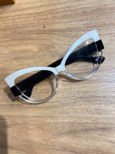 Carregar imagem no visualizador da galeria, Oculos Preto e Branco Retrô Elegante Valoriza o Rosto