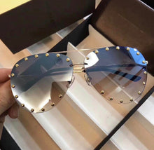 Carregar imagem no visualizador da galeria, Oculos de sol Louis Vuitton Aviador detalhes dourado - OFSAVIDO1