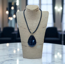 Carregar imagem no visualizador da galeria, Colar Artesanal Pedra Preta Fio Encerado Minimalista