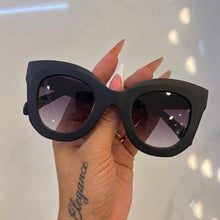 Carregar imagem no visualizador da galeria, Oculos de sol Feminino Preto Fosco Grande Modelo Marta