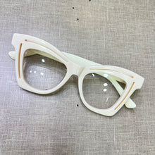 Carregar imagem no visualizador da galeria, Oculos Branco Raro Acetato Tamanho Médio