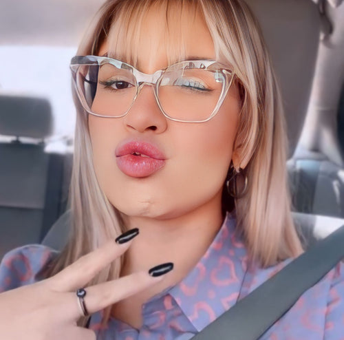 Armação Marilia Mendonça Cristal Transparente 3D Haste Fina Dourada
