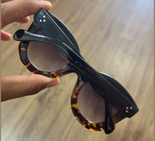 Carregar imagem no visualizador da galeria, Oculos de Sol Modelo Marta  Haste Grossa Metade Onça