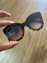 Carregar imagem no visualizador da galeria, Oculos de Sol Modelo Marta  Haste Grossa Metade Onça