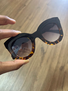 Oculos de Sol Modelo Marta  Haste Grossa Metade Onça