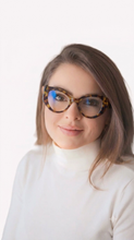 Carregar imagem no visualizador da galeria, Oculos Marrom Tartaruga Haste Grossa Mulher Confiante