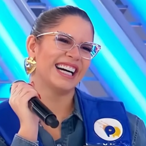 Armação Marilia Mendonça Cristal Transparente 3D Haste Fina Dourada