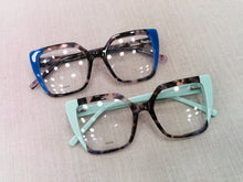 Carregar imagem no visualizador da galeria, Óculos de Grau Latyfa com Detalhe Azul lindo Fundo Oncinha