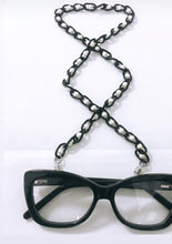 Carregar imagem no visualizador da galeria, Corrente salva oculos preto com perola CSOCORPO2
