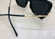 Carregar imagem no visualizador da galeria, Oculos de sol Gatinho Preto Haste Dourada Glamour