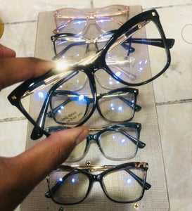 Oculos de grau feminino quadrado preto haste dourada - OFGQUAPO7