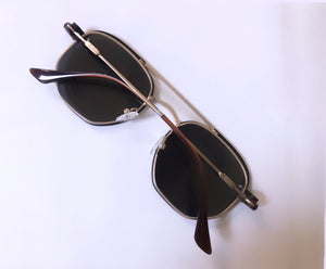 Oculos clip on hexagonal Medio dourado e preto Metal