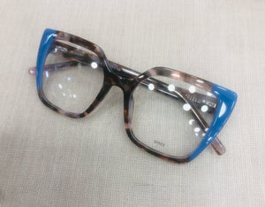 Óculos de Grau Latyfa com Detalhe Azul lindo Fundo Oncinha