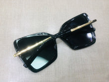 Carregar imagem no visualizador da galeria, Oculos de sol Gatinho Preto Haste Dourada Glamour