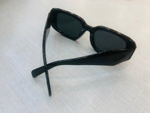 Carregar imagem no visualizador da galeria, Oculos de sol Feminino Preto Haste Grossa Glamour