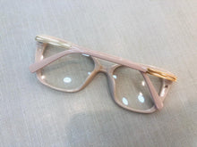 Carregar imagem no visualizador da galeria, Oculos Clip-pon Creme Gatinho Haste Dourada