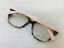 Carregar imagem no visualizador da galeria, Oculos de grau tartaruga com hastes rose classico lindo - OGFGATTA5